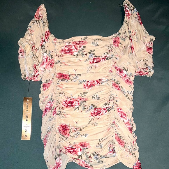 Almost Famous Rouched Cream Top W Roses Sz M - Picture 2 of 4